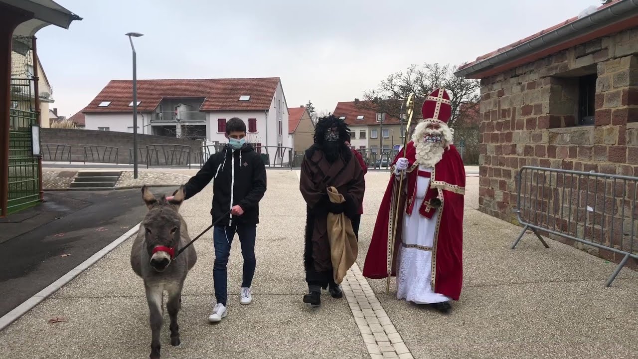 St Nicolas rencontre les enfants de R&eacute;mering