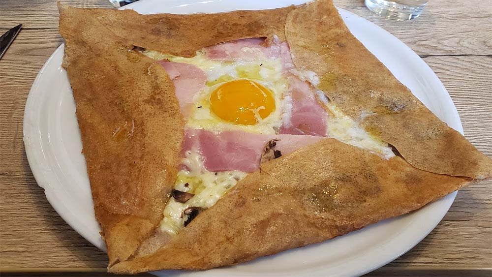 Why fried eggs in France are always sunny side up!